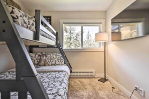 2 slaapkamers, reisbedje, internet, beddengoed