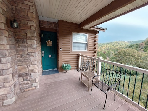 Ozark Mountain Walk-in Log Cabin by Silver Dollar City & Table Rock Lake!