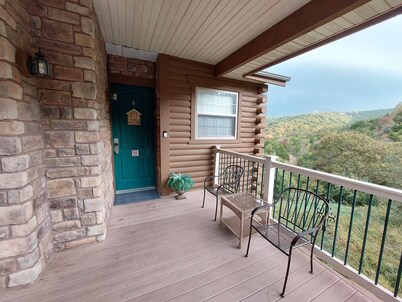 Ozark Mountain Walk-in Log Cabin by Silver Dollar City & Table Rock Lake!
