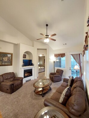 Smart-tv, een open haard, een dvd-speler en boeken