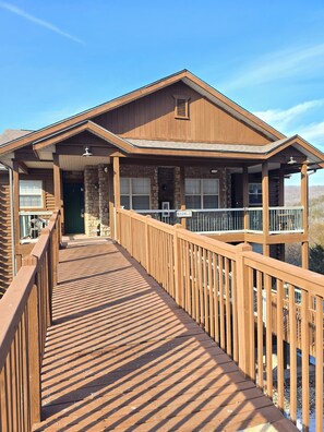 Exterior - Ozark Mountain Walk-in Log Cabin by Silver Dollar City & Table Rock Lake! (Branson)
