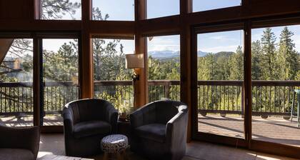 'Lazy Bear Lodge' in Florissant w/ Mountain Views!