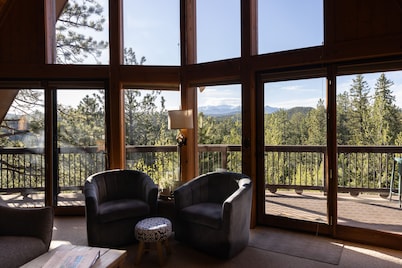 'Lazy Bear Lodge' in Florissant w/ Mountain Views!
