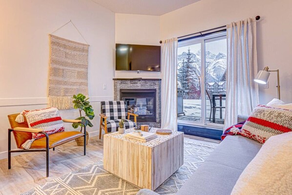 Smart TV, chimenea, libros, oficina
