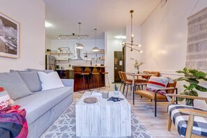 Smart TV, chimenea, libros y oficina 