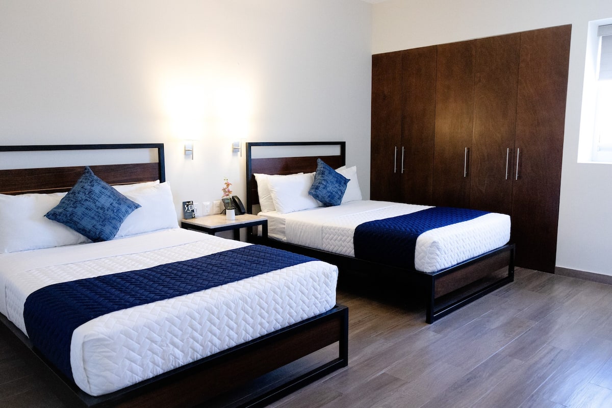 Estandar Deluxe | Peralatan tempat tidur premium, meja, langsir/tirai gelap terus 