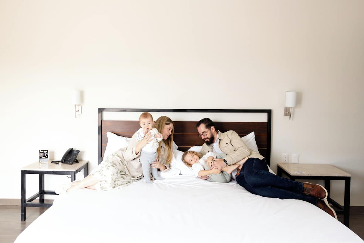 Junior Suite | Peralatan tempat tidur premium, meja, langsir/tirai gelap terus 