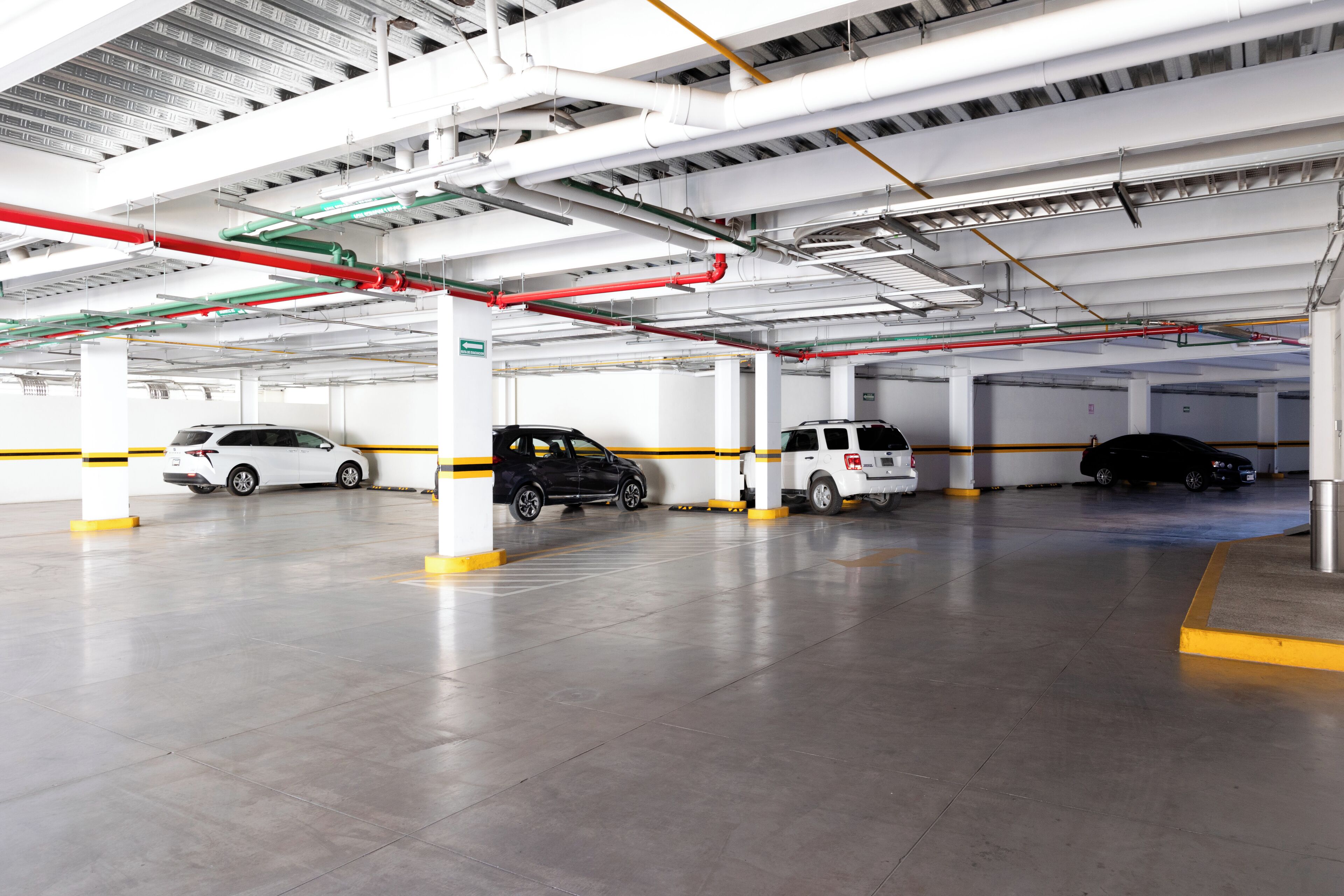 Un aparcamiento de varios niveles con varios coches estacionados.