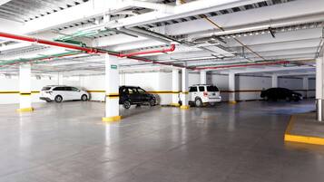 Un aparcamiento de varios niveles con varios coches estacionados.