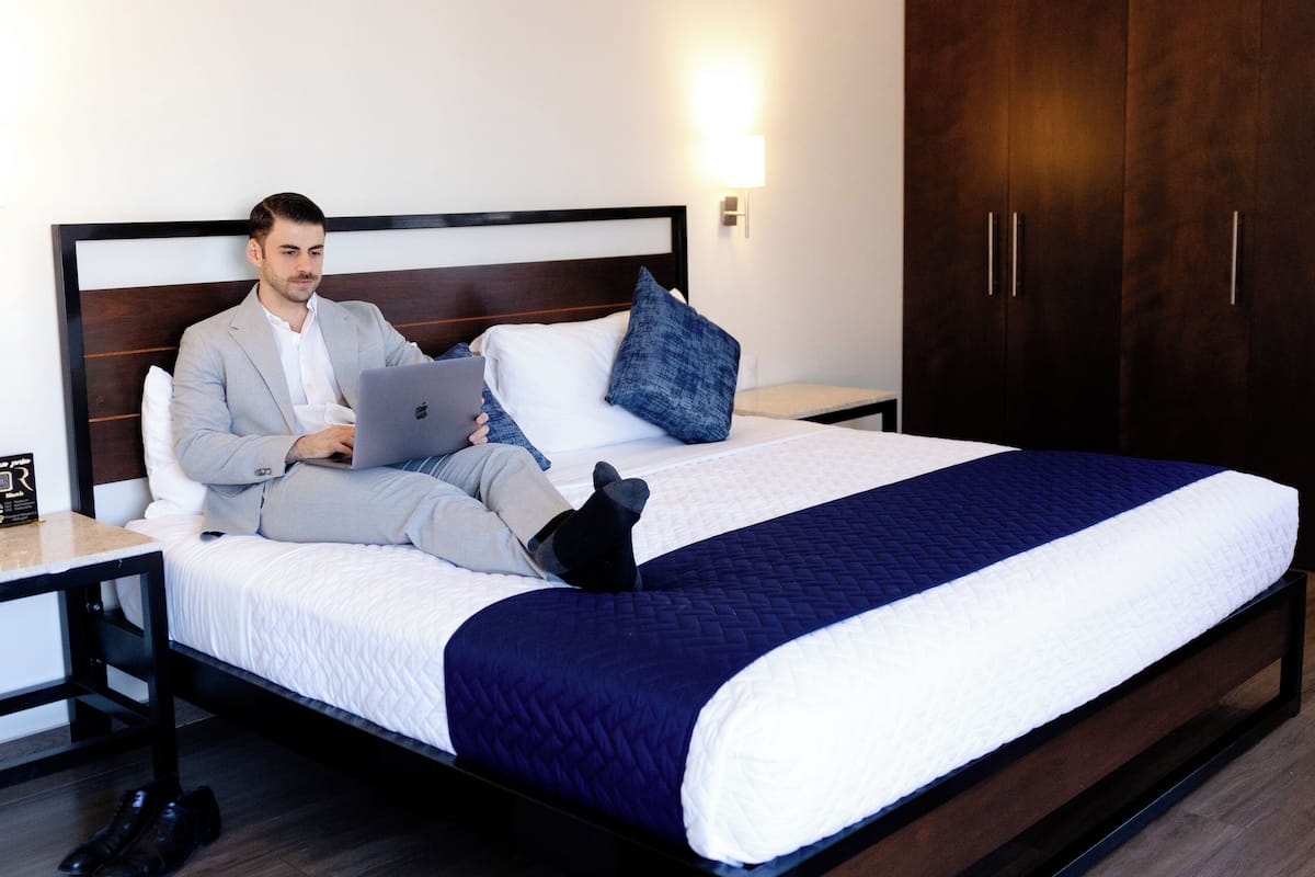 Master Suite | Peralatan tempat tidur premium, meja, langsir/tirai gelap terus 