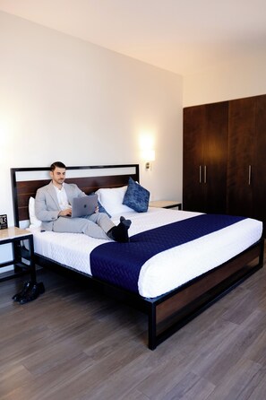 Literie de qualité supérieure, bureau, rideaux occultants