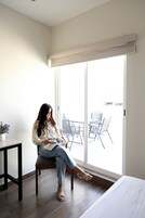 Master Suite | 高档床上用品、办公桌、遮光窗帘、熨斗/熨板