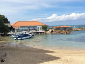 靠近海滩、沙滩椅