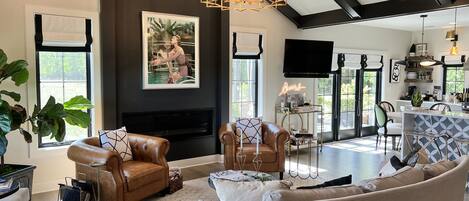 Smart TV, chimenea y biblioteca musical