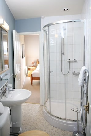 Ensemble douche/baignoire, sèche-cheveux, serviettes fournies