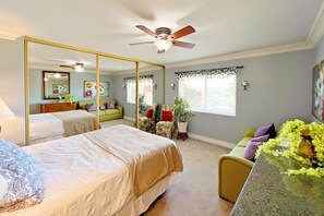 5 bedrooms, desk, iron/ironing board, free WiFi - House with pool/spa/minutes to wineries (Temecula)