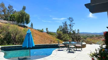 Una piscina al aire libre, una piscina climatizada