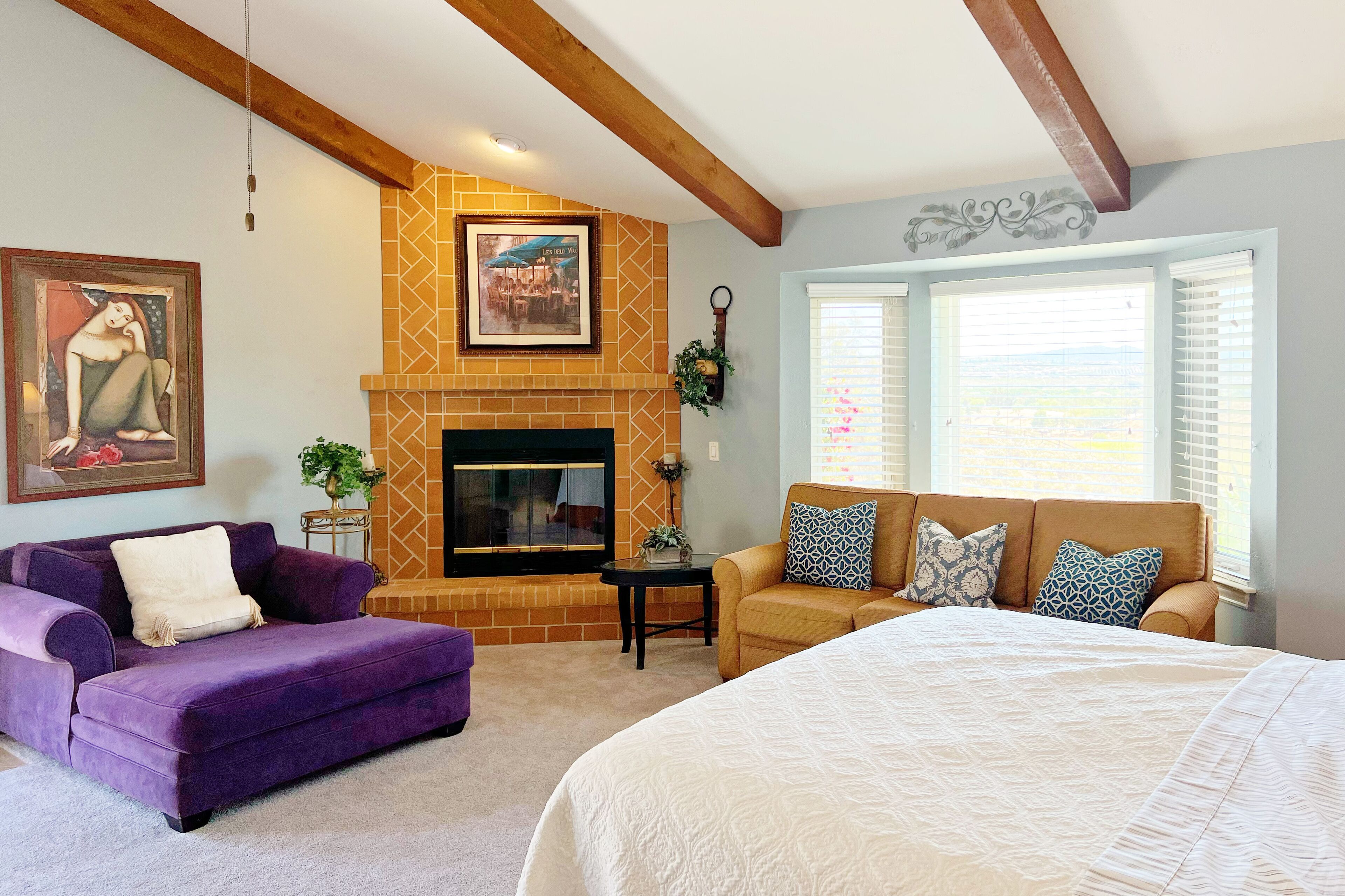 5 bedrooms, desk, iron/ironing board, travel cot