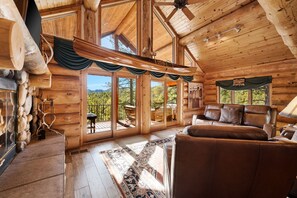 Flachbildfernseher, Kamin, Arbeitsbereiche