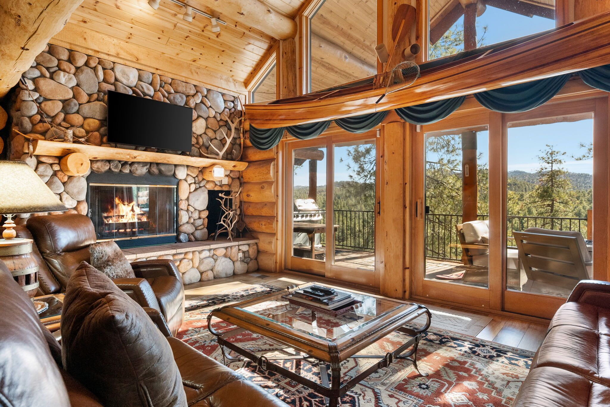 Télévision à écran plat, cheminée, espaces bureaux