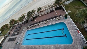 Ein Pool mit Blick auf den Strand.