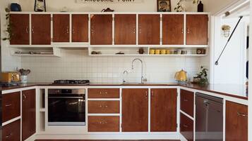 Batterie de cuisine, vaisselle et ustensiles, épices