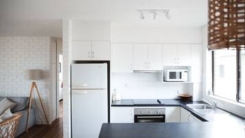 Réfrigérateur, micro-ondes, four, plaque de cuisson