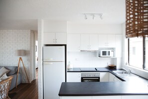 冷蔵庫、電子レンジ、オーブン、コンロ