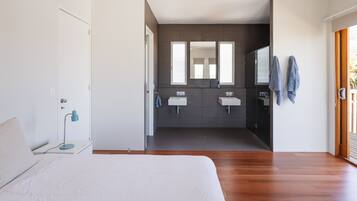 4 bedrooms, bed sheets