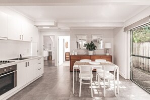 Fridge, microwave, oven, stovetop - Summer Salt | On Main (Yamba)