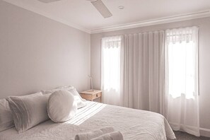 1 habitación, tabla de planchar con plancha y ropa de cama