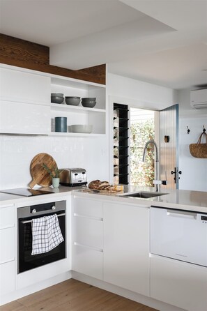 Fridge, oven, stovetop, dishwasher