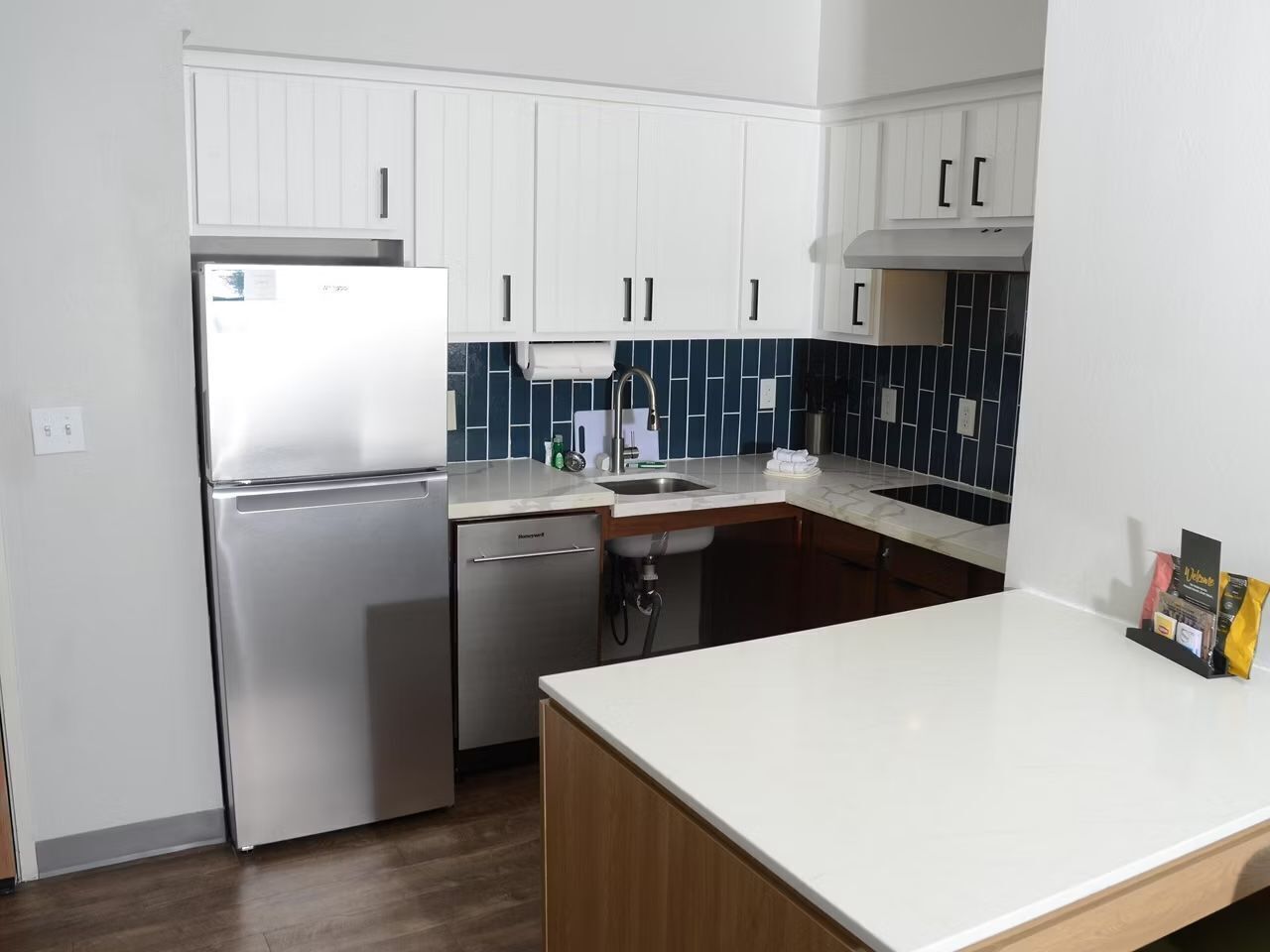 Refrigerador, microondas, parrilla de estufa y lavavajillas 