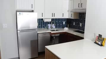 Refrigerador, microondas, parrilla de estufa y lavavajillas