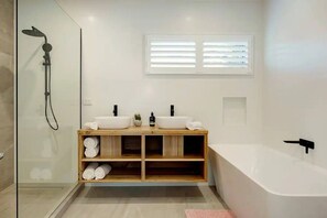 Baignoire, sèche-cheveux, serviettes fournies, savon