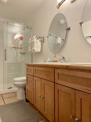 Shower, hair dryer, towels, soap - Taos Ski Valley - 2 bed/2 bath Condo #315 Next to Children's Center (Taos Ski Valley)