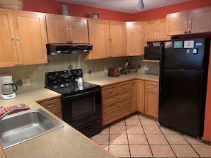 Frigorifero, microonde, forno, piano cottura