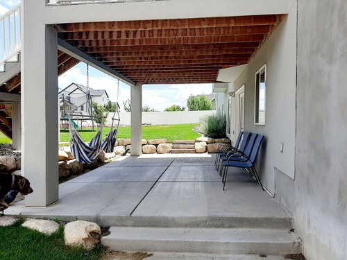 2 Bed/1 Bath daylight basement apartment-perfect for families!