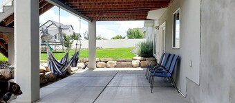 2 Bed/1 Bath daylight basement apartment-perfect for families!