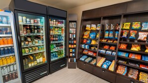 Un área de venta con diferentes productos de comida y bebidas.