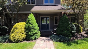 House (5 Bedrooms) | Exterior