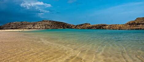 Nær stranden og strandhåndklær