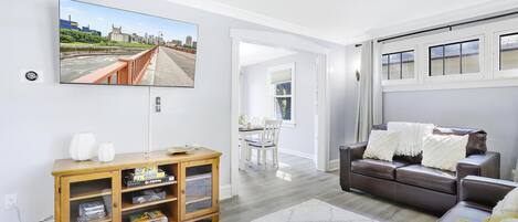 TV connectée, espaces bureaux, écrans d'ordinateur