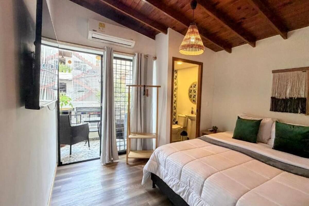 Chambre Standard, balcon | Bureau, fer et planche Ă repasser, accĂšs au Wi-Fi (inclus)