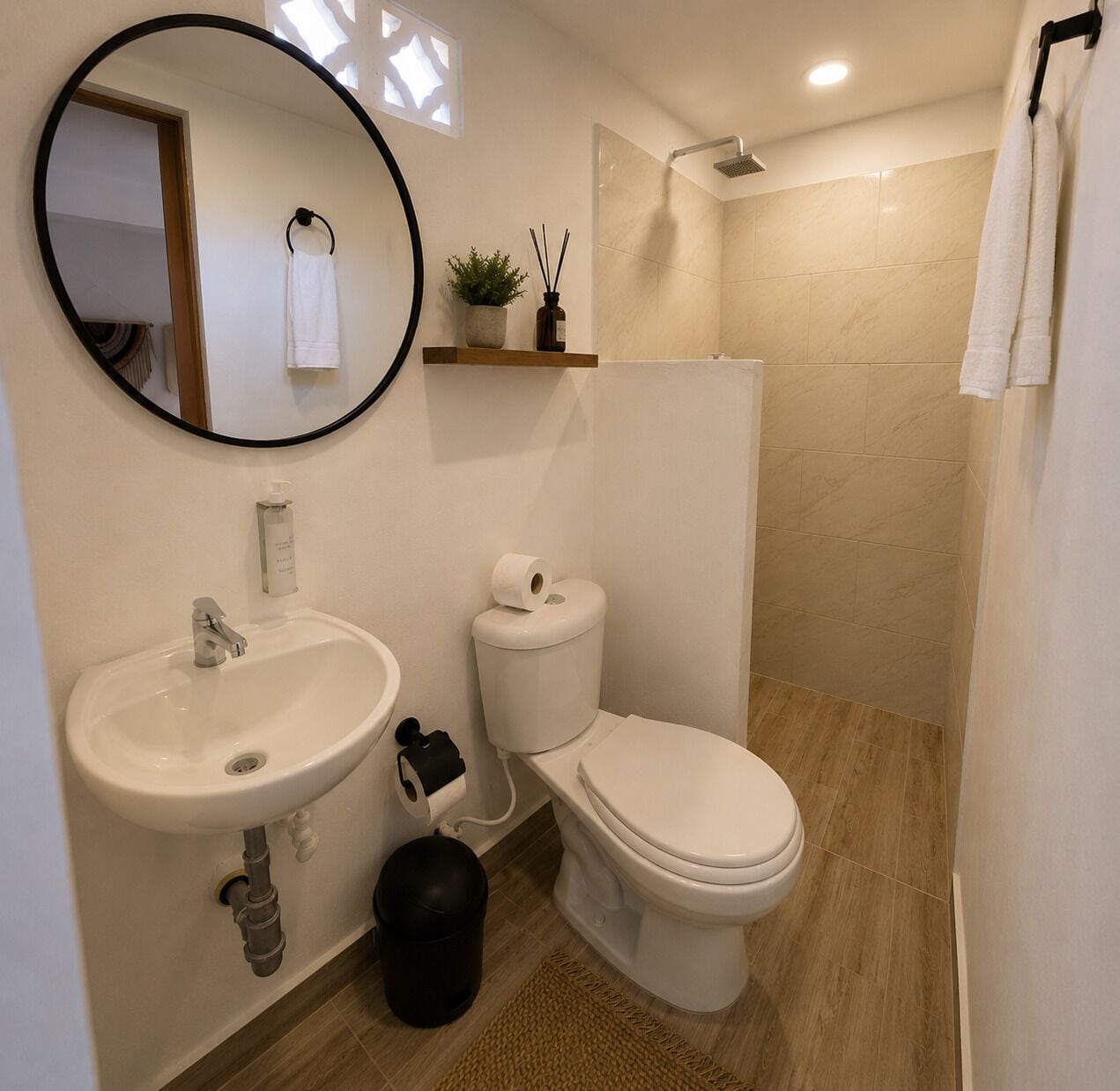 Un baño con lavamanos, inodoro y ducha.