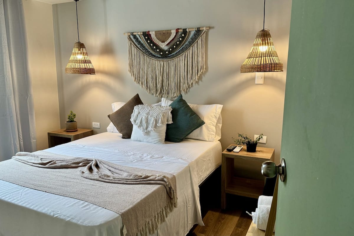 Standaard kamer | Een bureau, een strijkplank/strijkijzer, gratis wifi, beddengoed