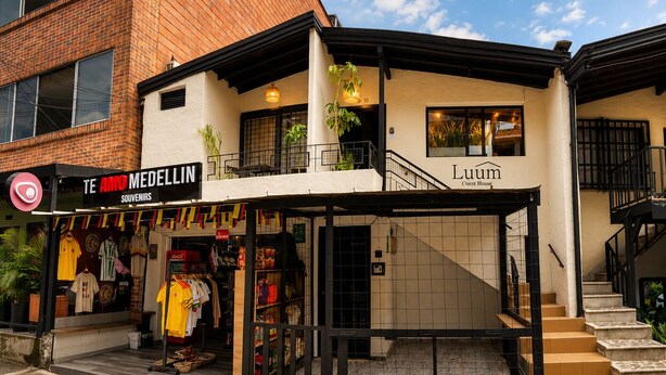 A building with a guest house named 'Luum' and a souvenir shop named 'Te Amo Medellin.' - Luum Guest House (Medellín)