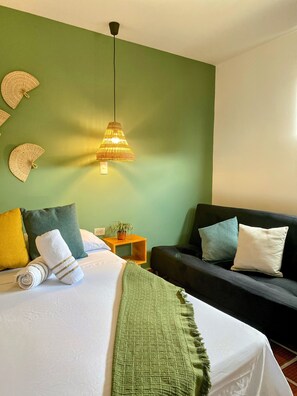 Desk, iron/ironing board, free WiFi, bed sheets - Luum Guest House (Medellín)