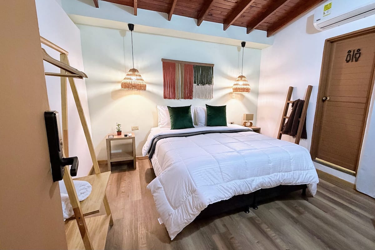 Deluxe Single Room | Desk, iron/ironing board, free WiFi, bed sheets