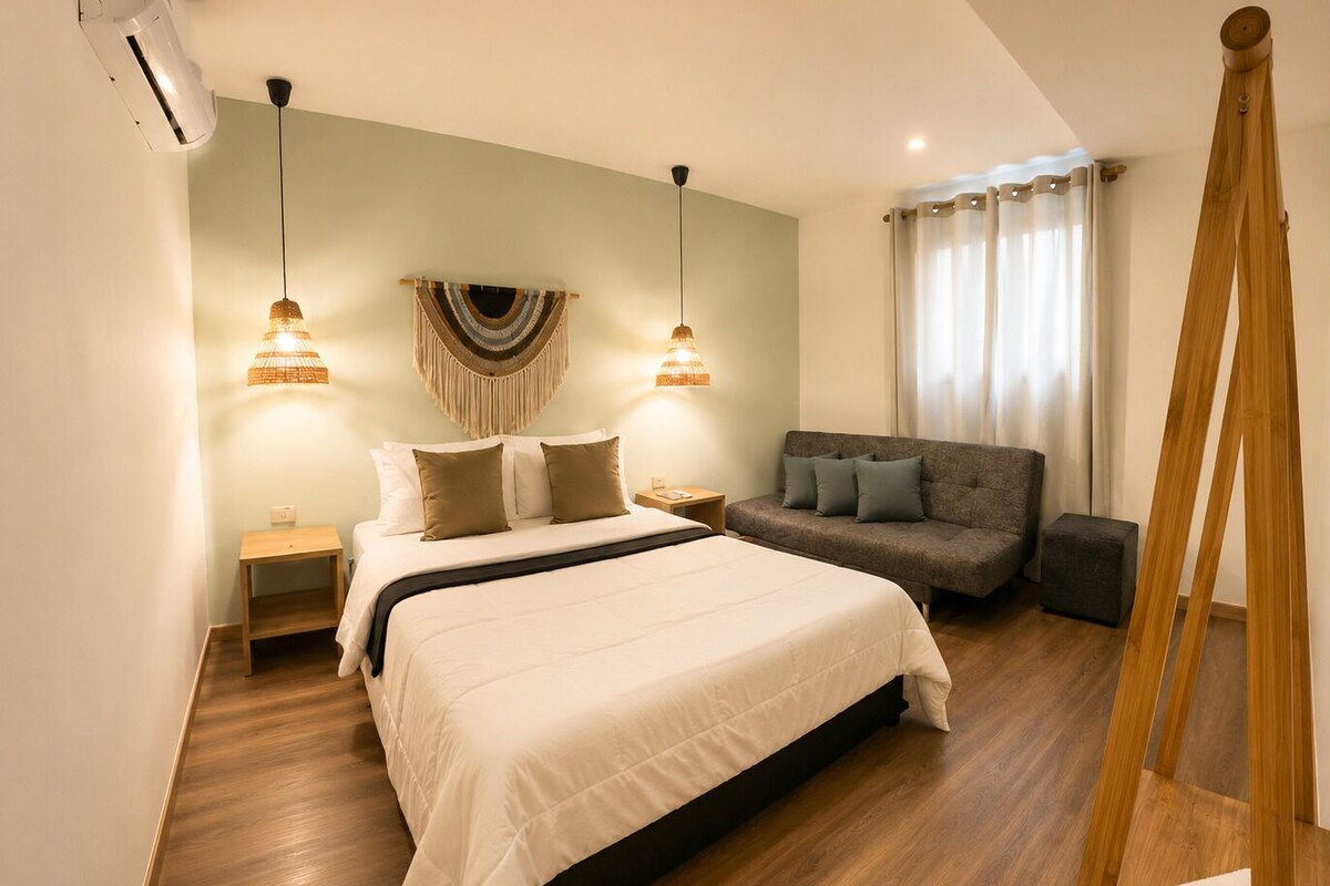 Standard Triple Room | Desk, iron/ironing board, WiFi (free), bed sheets